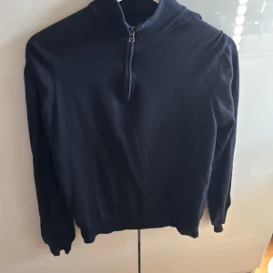 Mörkblå quarterzip Oscar Jacobson - Mörkblå långärmad tröja från Oscar Jacobson med ribbad krage och quarterzip-dragkedja. Tillverkad i Italien, klassisk och stilren modell som passar perfekt till alla tillfällen. Skön passform och enkel att matcha med andra plagg. Endast använd ett fåtal gånger. Skick 9/10. Storlek S. Men passar även M. Nypris ca 1200. Mitt pris 499. Hör av er vid minsta lilla!✌️💸