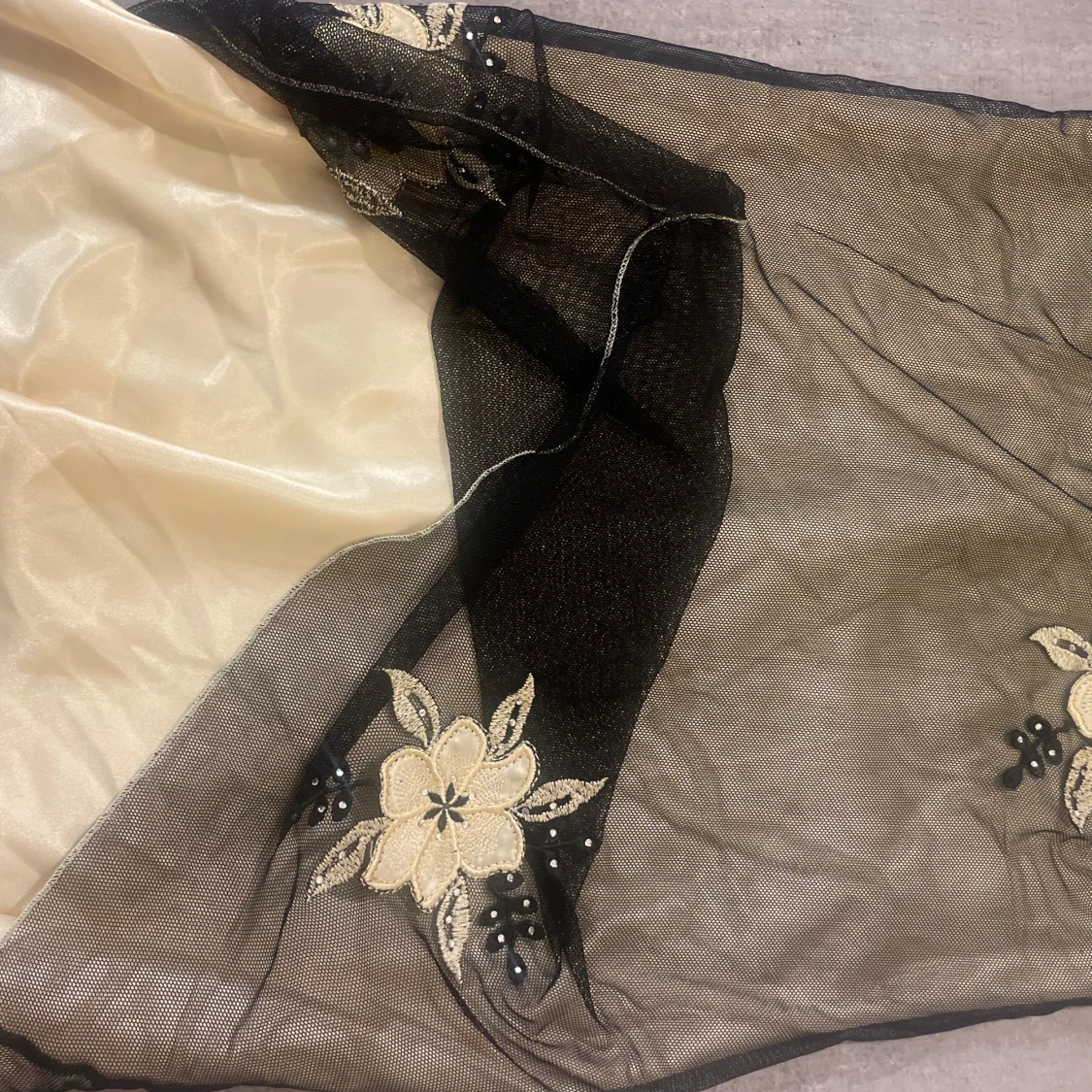 Svart meshklänning med blommor - 1