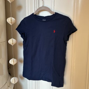 Mörkblå t-shirt från Ralph Lauren - Super fin rp t-shirt i stolek L FÖR BARN. 12-14år. Knappt använd!