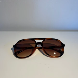 Tom Ford identiska solglasögon  - Riktigt stilrena solglasögon. Perfekta inför sommaren. Riktigt snygga och stilrena. Tom Ford identiska men inte äkta. Extremt bra pris så först till kvarn😁