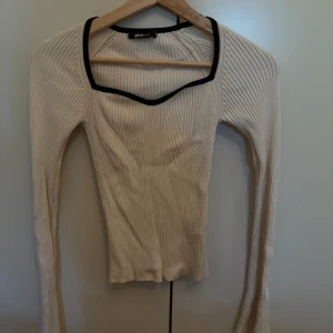 Ribbad beige långärmad tröja Gina Tricot - Supersnygg ribbad beige långärmad tröja från Gina Tricot i storlek XS. 