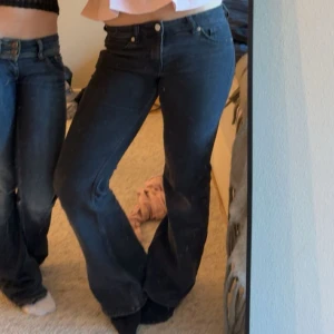 Svarta bootcut jeans - Snygga svarta bootcut jeans från hm! Jättebra sick och använda flitigt utan några defekter💓 Säljer då jag har beställt ett par andra svarta! (Dom är små i storleken och stretchiga så passar bra på mig som har 38)