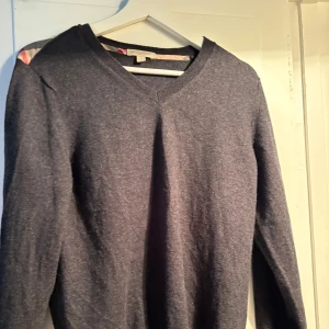 Burberry Brit stickad tröja - Burberry brit tröja i Ull material som är nästan helt oanvänd. Priset går att diskutera men mellan 1000-2000 kr för det är helt ny i princip