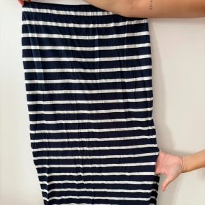 Randig långkjol  - Snygg långkjol från Holly & Whyte by Lindex i marinblått och vitt! Kjolen har en rak passform och den har slits vid benet!💙🤍