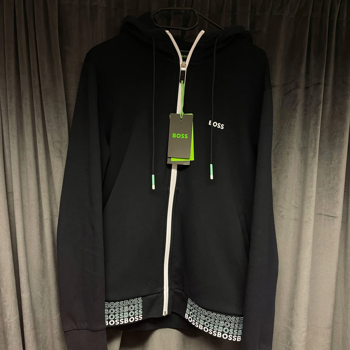 Svart hoodie med dragkedja från BOSS