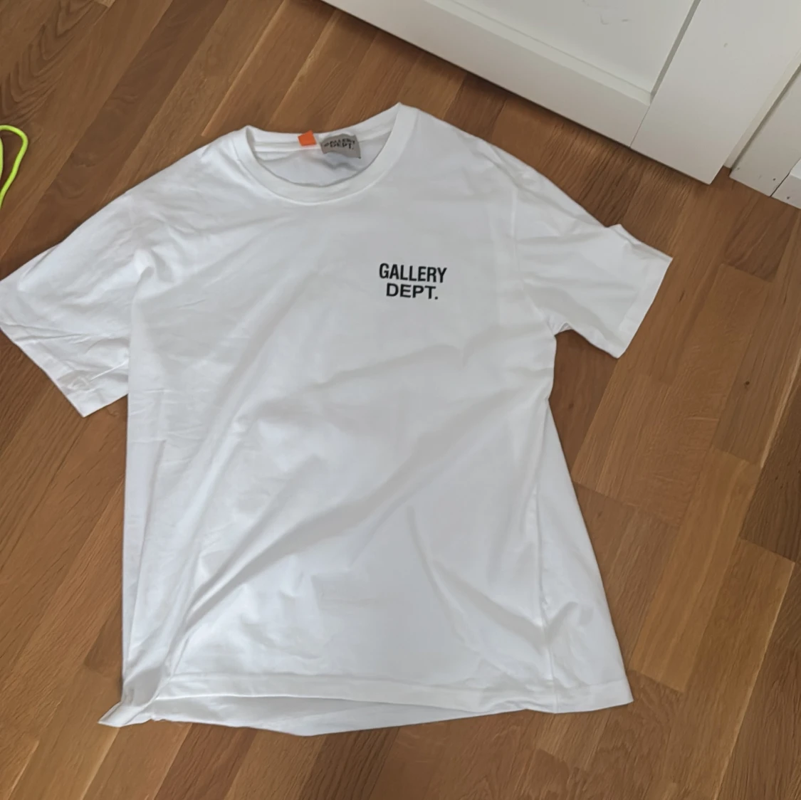 Vit t-shirt från Gallery Dept.