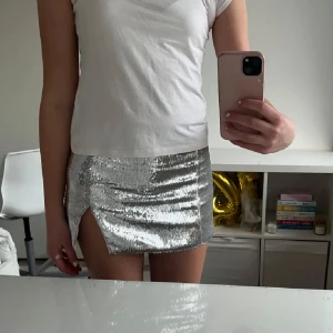 Glittrig kjol från Weekday💗 - Använd 1 gång på en konsert! Superfint skick💕Prisey kan diskuteras