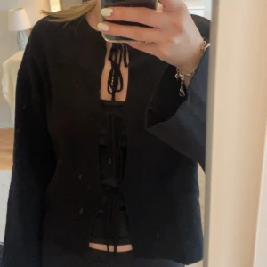 Svart tröja  - Super fin svart tröja med knyt framtill från Gina Tricot. Säljer då den inte kommer till användning. Ny pris 399