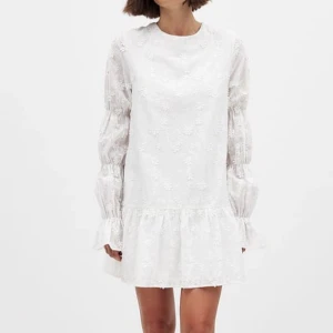 Vit blommig kortklänning med volang - Superfin vit kortklänning med broderade blommor och volang nertill. Perfekt för sommarens alla tillfällen samt som en studentklänning✨✨✨Ord pris:699 men kan diskuteras. Oanvänd pga hittade en annan klänning, prislappen är kvar.