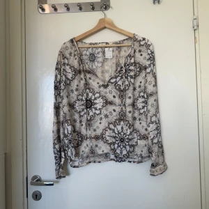 Odd molly blus  - Otroligt vacker långärmad blus i en superfin creme färg. Inte direkt vid, men inte P mörk. Detaljer i svart, vit och beige. 100% viskos. Från märket Odd Molly i storlek 1 som ungefär motsvarar en storlek S. Mycket fint skick, jag hittar inga synlig anmärkningar eller defekter. 
