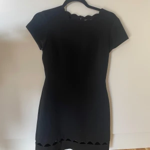 Svart kortklänning Club Monaco - Använd ett fåtal gånger i mycket bra skick Nypris 3000kr.