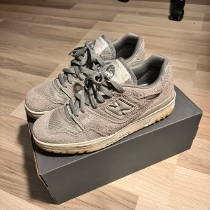 New Balance 550 slate grey - Säljer ett par New Balance 550 skor. Lite används men fortfarande bra skick och riktigt sköna.