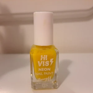 Neongul nagellack Barry M - Supercoolt neongult nagellack från Barry M i färgen Yellow Flash. Kommer i en fyrkantig glasflaska med vit kork. Perfekt för dig som vill sticka ut med riktigt starka, lysande naglar. 10 ml.