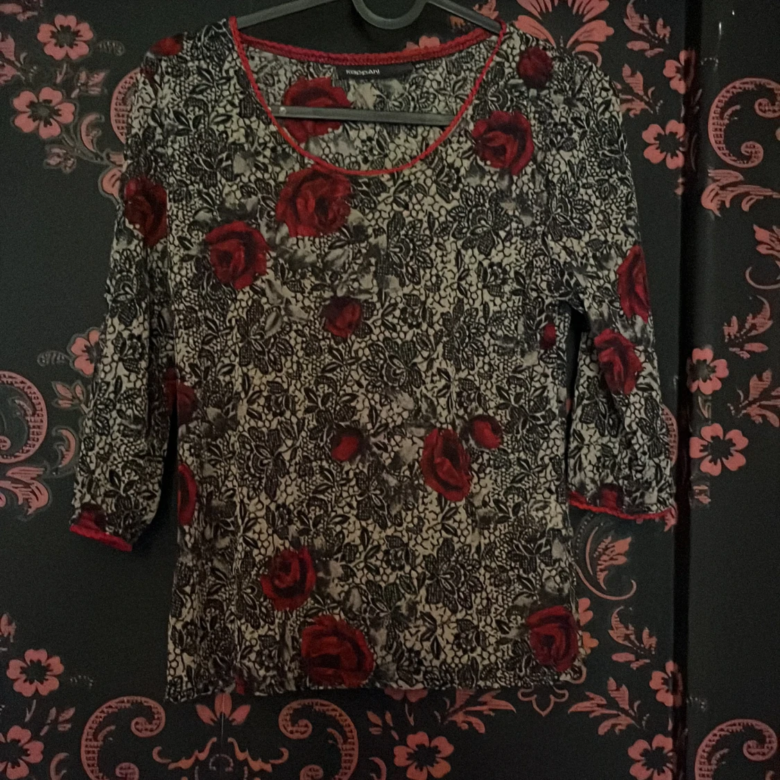 Blommig topp från KappAhl med röda rosor