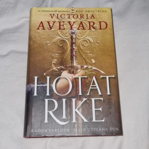 Hotat Rike - En fantastisk fantasyromance bok skriven av Victoria Aveyard. Första boken i en ny serie av författaren till Röd Drottning. Endast läst två gånger, bra kvalitet med endast några få slipor, på svenska och för mycket bra pris! Köpt dyr! Köp direkt i app! För läsälskare! Rekommenderas!