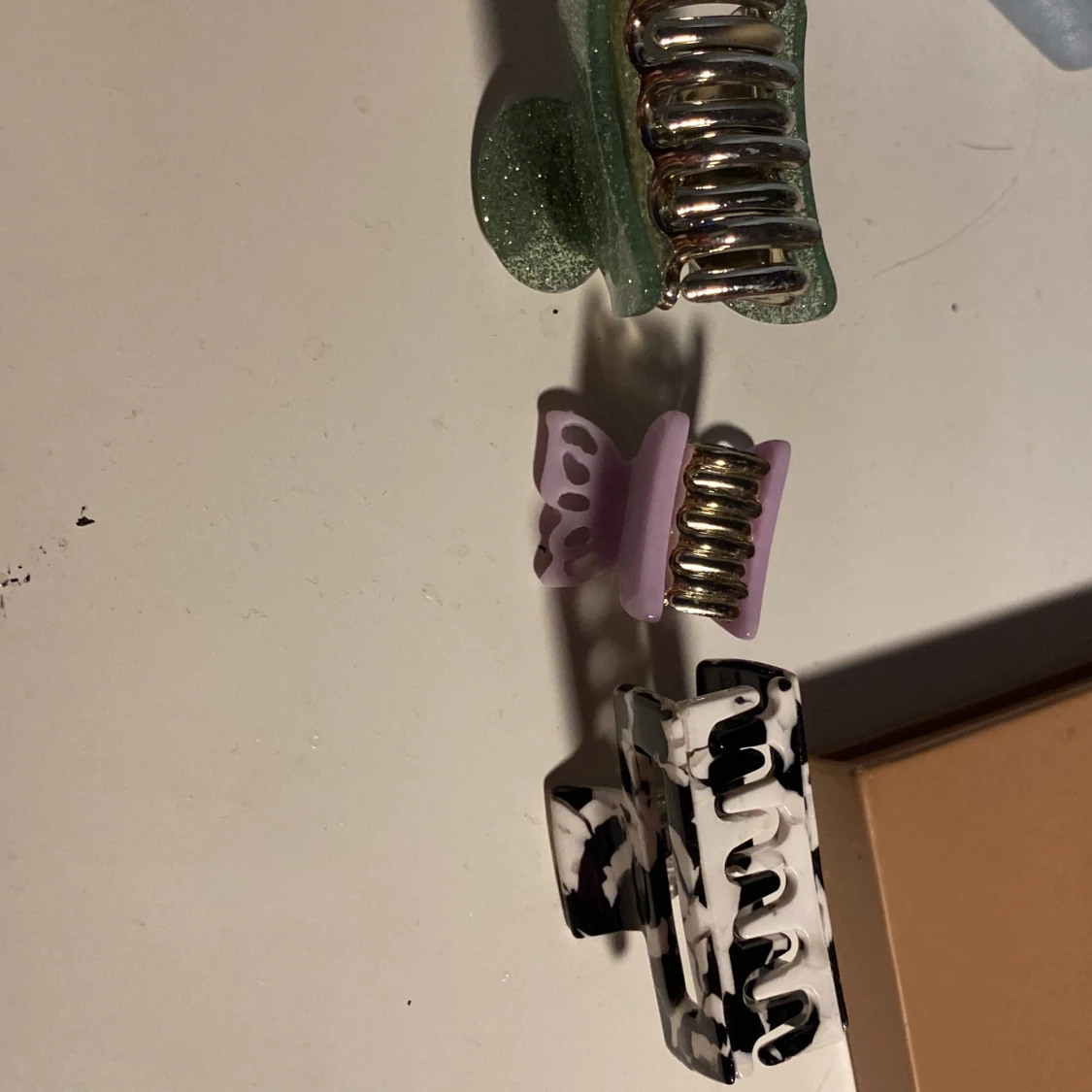 Tre trendiga hårklämmor i olika färger - 4