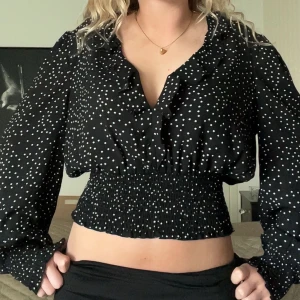Svart prickig blus - Supersöt svart blus med vita prickar och tightare midja från bik bok 🌸