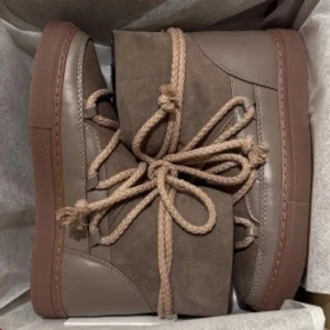 Taupe boots från Inuikii -  Snygga taupe skor från Inuikkii! Säljer då de inte kommer till användning. Aldrig använda och som på bilden ser ni att allt är i nyskick. Box ingår! Nypris: 3000kr mitt pris 1500kr. De är i storlek 35, men är väldigt stora i storleken, vanligtvis har jag 37 i andra skor. 