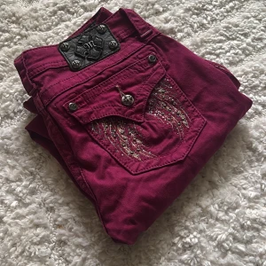 Unika Miss Me jeans - Snygga och ovanliga jeans från Miss me. Väldigt bra kvalitet och sitter fint på. Är 165cm och de sitter perfekt i längden och är inte för tajta. Skulle säga att de är mer av en slim fit än skinny. 