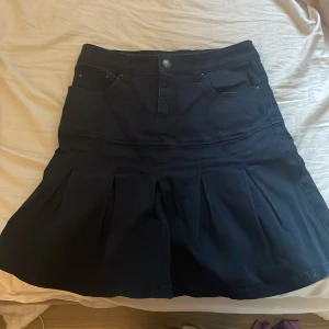 Kortkjol från Flash Jeans - Söt mörkblå/svart kjol som jag äääälskar. Hade gärna haft kvar den men jag behöver pengar just nu samt så vet jag inte hur jag ska styla den. 