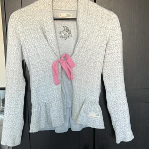 Grå cardigan jacka Odd Molly med rosett - Supersöt ljusgrå kofta från Odd Molly. Den är i storlek 1, som motsvarar xs-sJag köpte den begagnad men är i väldigt bra skick! Skriv om ni vill ha fler bilder!💕Pris kan diskuteras