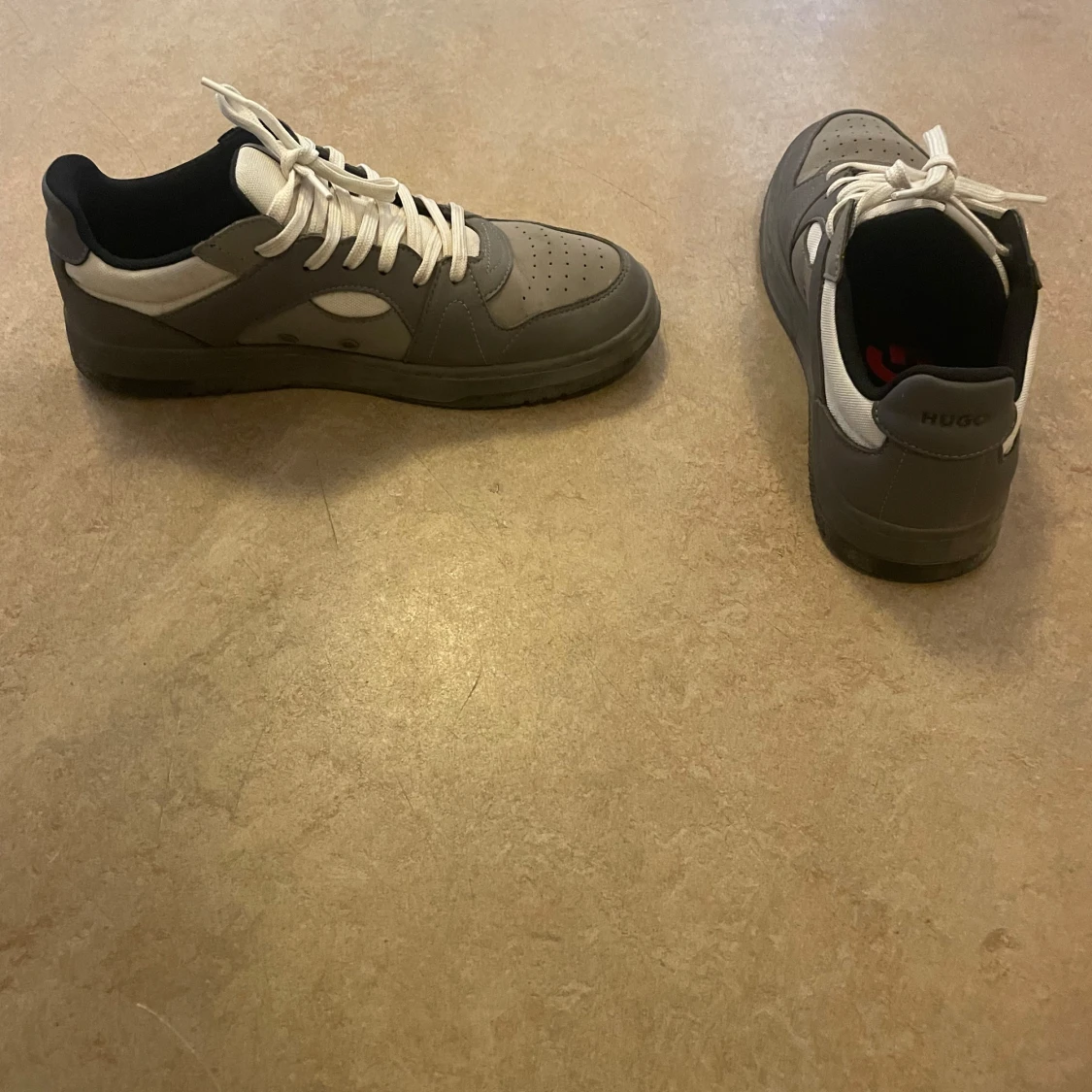 Grå sneakers från Hugo med vit detalj - 1