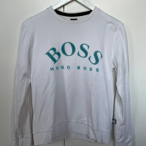 Hugo Boss Tröja - Väldigt fin Hugo Boss tröja med tryck i fram. Mycket eftertraktad.  