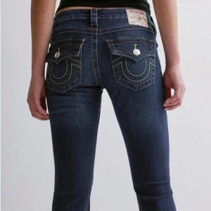 True Religion bootcut jeans mörkblå - Mörkblå lågmidjade bootcut jeans från True Religion. Aldrig använda, prislapp kvar💗 W27. Skriv ifall du undrar något mer🥰