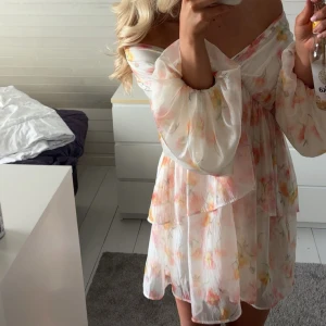 Kort volang klänning - Supersöt och somrig klännig, endast använd en gång så i nyskick🌸💛står storlek 40 men passar mig som vanligtvis har storlek S! Köptes för 499kr
