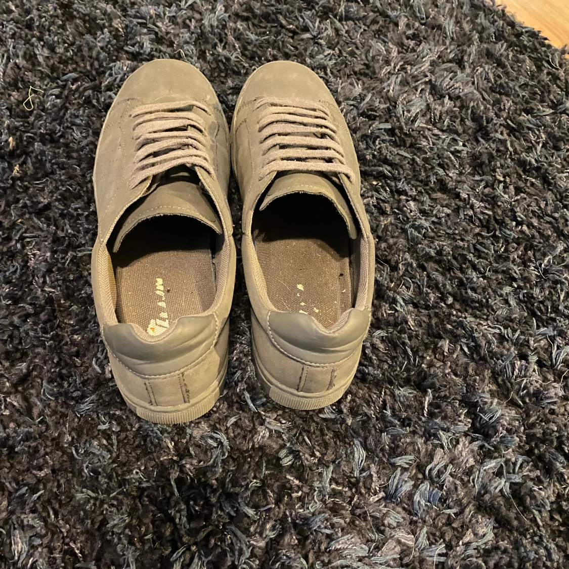 Grå sneakers i mocka-look - 2