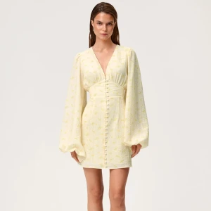 Ljusgul Adooreklänning - Superfin ljusgul kortklänning med små blommor, v-ringning och långa puffärmar. Använd 1 gång