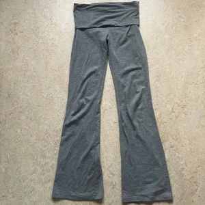 Grå yoga byxor Gina Tricot - Grå yoga byxor från Gina Tricot i jättebra skick! Storlek 158-164