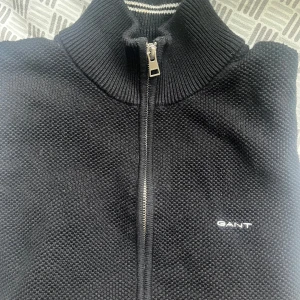 Zip Gant - Schysst full zip tröja från gant i färgen svart. Egentligen storlek XXS men sitter som S. Den är i rätt så gott skick och inga skador. Priset kan självklart diskuteras vid snabb affär.