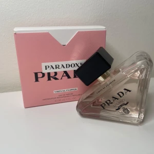 Prada paradox parfym 90 ml - Säljer min Prada paradox parfym i doften virtual flower. 90 ml. Jag har sprutat den två gånger och inte andvänt sedan!💕priser kan diskuteras vid snabbt köp! Original pris 2000