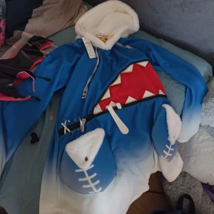Gawr gura cosplay interest check - I’m thinking about selling my Gawr gura cosplay from UWOWO!It includes the hoodie and the wig. The hoodie is also slightly damaged but you can't really see it that much. Dm me if you are interested! I don't know what price I should put on the cosplay😿