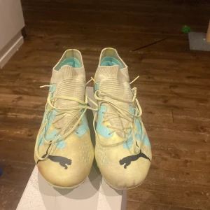 Puma fotbollsskor i gult och turkos - Säljer ett par fotbollsskor i storlek 42,5 bra skick använder en halv säsong 