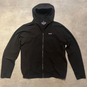 Patagonia Jacka  - Mycket snygg patagonia jacka i storlek L. Gott skick! Passar mig bra som är ca 185 så kan funka för en M också. Vid frågor är det bara att höra av sig! Allt gott!