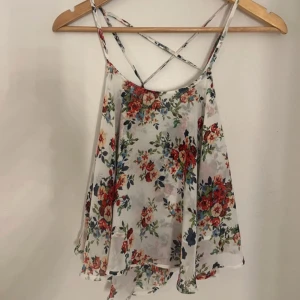 Blommigt volang linne - Blommigt volanglinne🌸