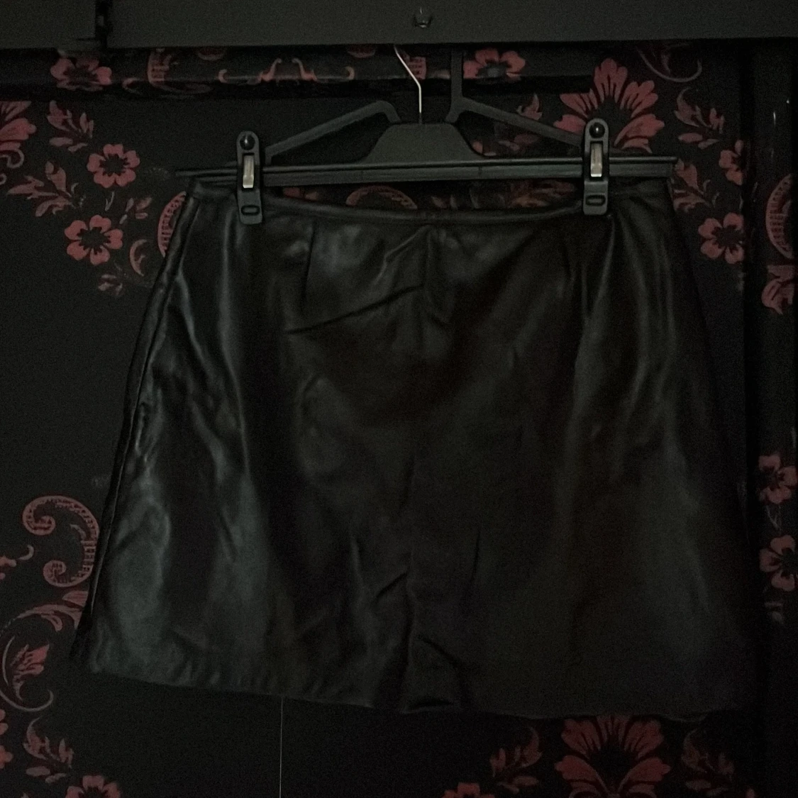 Svart skinnkjol från Hennes Collection