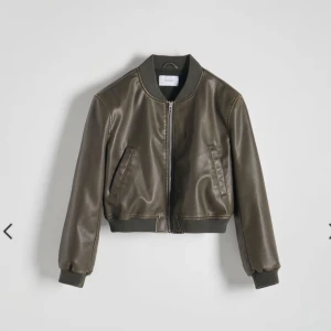 Skinnjacka  - Snygg bomber/skinn jacka☺️