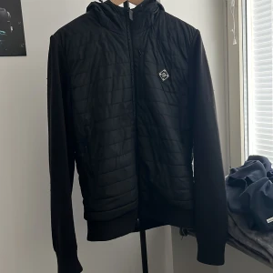 J.Lindeberg cardigan - Tja, säljer nu denna feta cardigan från J.Lindeberg. Passar perfekt inför lite svalare sommardagar.