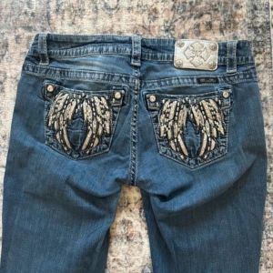 Miss me jeans - Vintage lågmidjade miss me jeans storlek 29 S/M Midjemått 41cm Innerbenslängd 76cm Benöppning 22cm Ytterbenslängd 99cm. Byxorna är i bra skick!