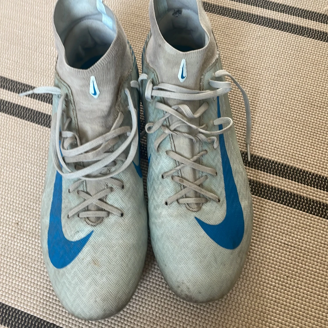 Nike fotbollsskor i ljusgrått och blått