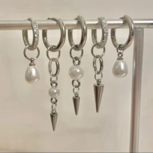 Örhängen  - LAIKA💓💓💓egengjorda örhängen i rostfritt stål. Säljs parvis. Just nu 109 kr/par för silvriga, 119 kr/par glittriga. Olika paketpris finns också ute på profilen 