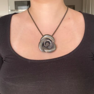 Vackert blomhalsband - Tror att blomman är av keramik men är inte säker!🌺