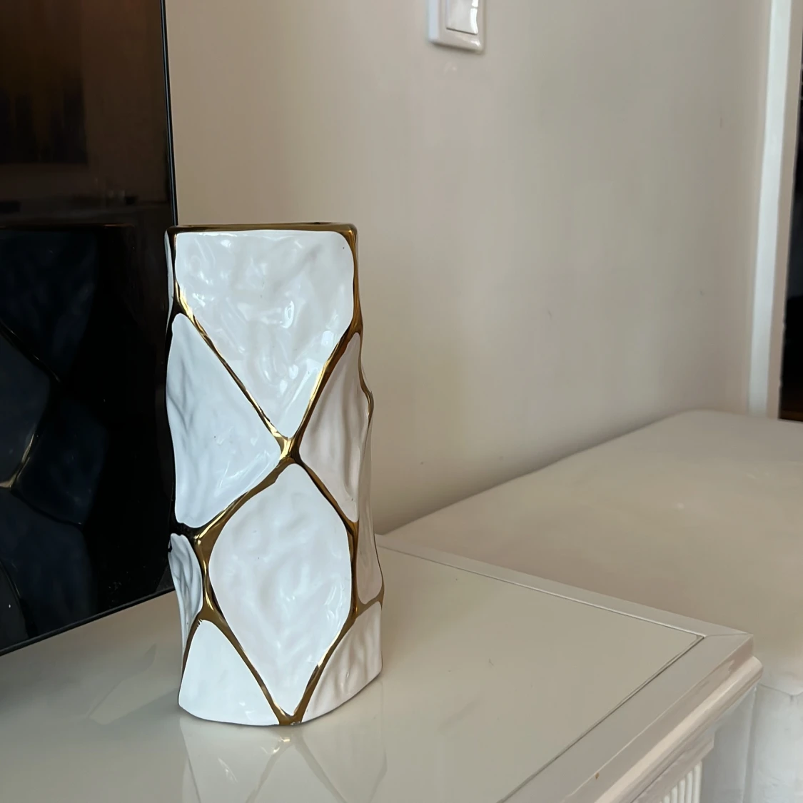 En vit vas med  geometriskt mönster i guld färg - 2