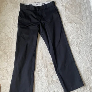 Dickies 874 byxor  - Säljer ett par svarta dickies 874 byxor. I bra skick. Storlek W30L30 Nypris = 799kr Säljer för 400kr 