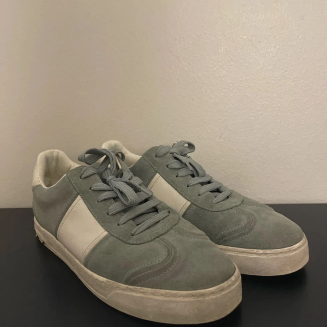 Valentino Rockstud sneakers i grå mocka