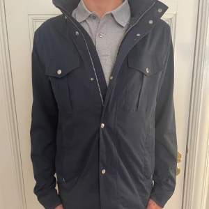 J Lindberg jacka  - Säljer denna riktigt snygga j Lindberg bailey jacka. Den är rätt tunn och passar därav bra till svalare sommarkvällar samt vår och höst. Storlek M hör av er vid eventuella frågor 