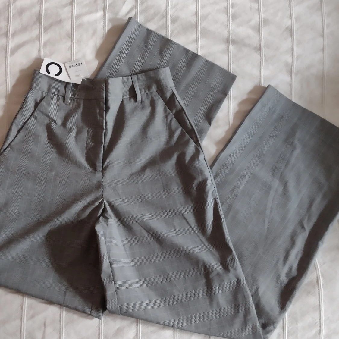 Grå/ljusa vida kostymbyxor - stilrena svala högmidjade byxor